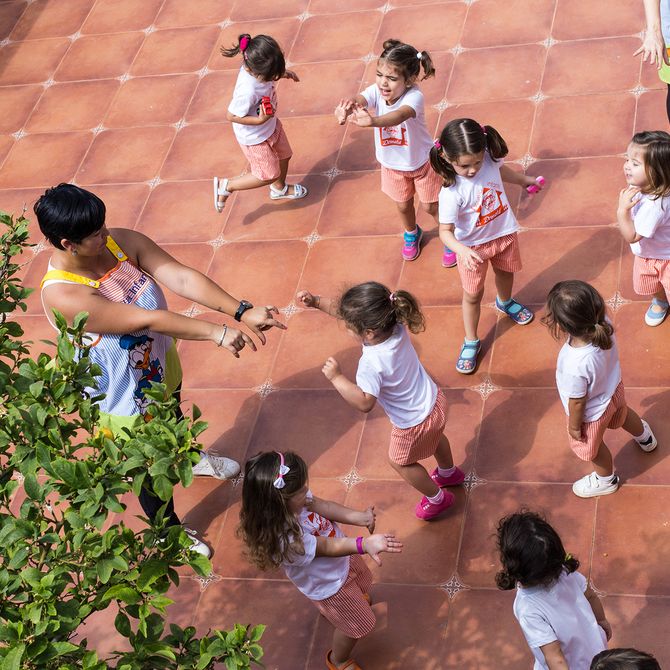 En el patio nos divertimos con las seños